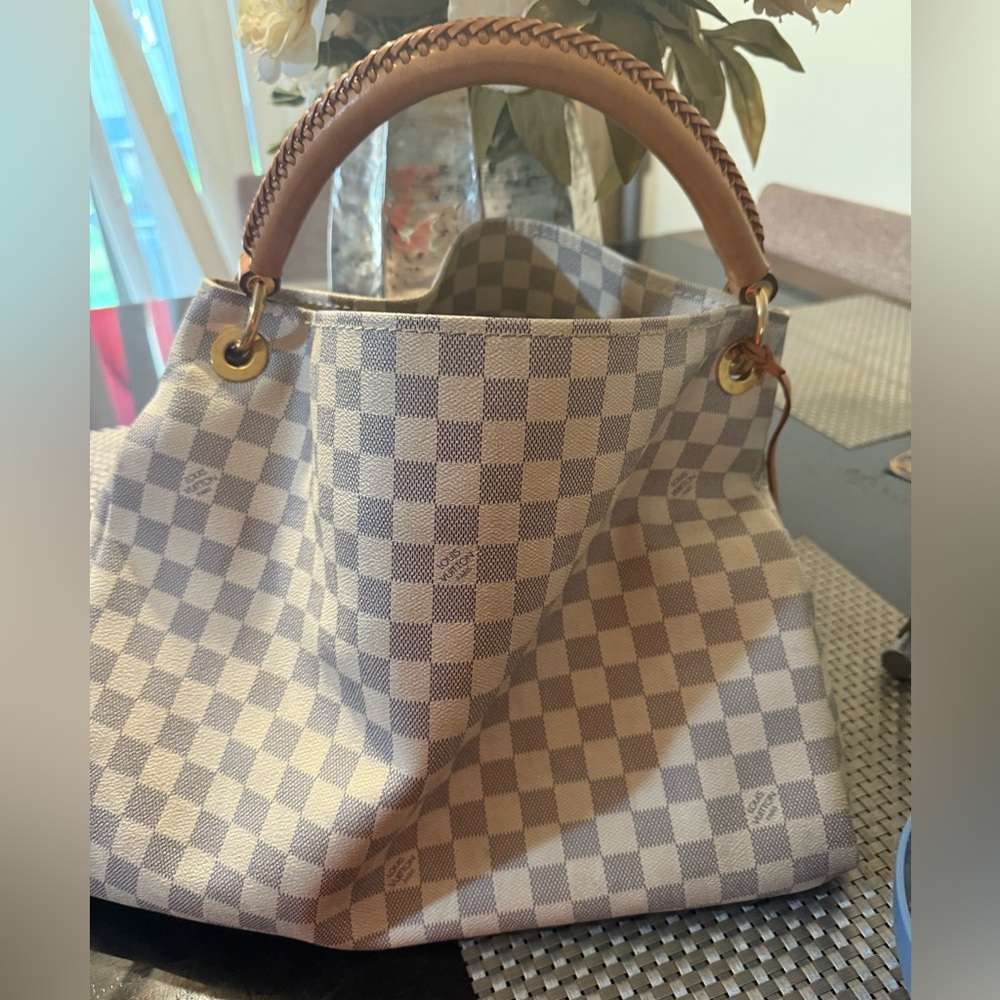 Authentic Louis Vuitton Artsy MM.   excellent condition